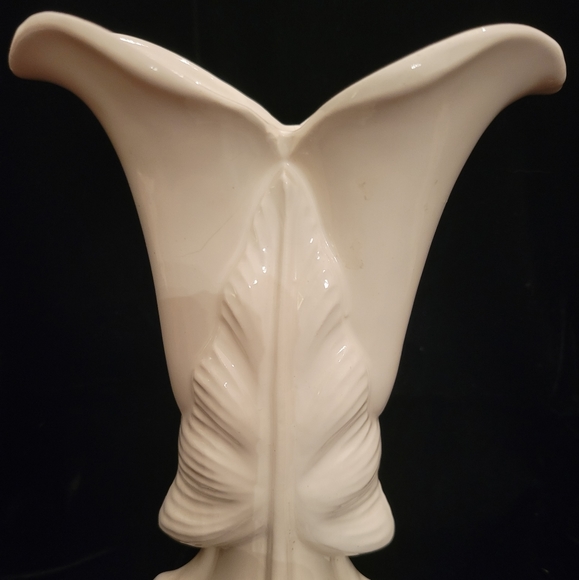 Vintage Camark Calla Lily White Vase Art Pottery 597 - Picture 2 of 7